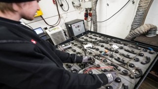 Tester genomförs på ett truckbatteri. Tester genomförs på ett truckbatteri.