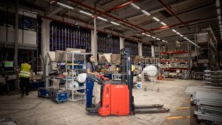 Truckförare som kör staplare