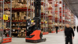 Truckförare inspekterar en truck innan arbetspasset.