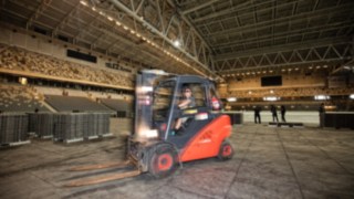 Full fart med Lindetruckar i Tele2 Arena.