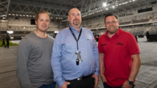 Från vänster: Jonas Messing, Linde, Magnus Nässén, venue manager, Mikael Olsson, Linde. Från vänster: Jonas Messing, Linde, Magnus Nässén, venue manager, Mikael Olsson, Linde.
