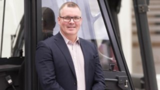 Jonas jobbar som säljare på Linde MH. Jonas jobbar som säljare på Linde MH.