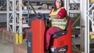 Nya truckar från Linde Material Handling ger ökad förarkomfort, säkerhet och prestanda Nya truckar från Linde Material Handling ger ökad förarkomfort, säkerhet och prestanda