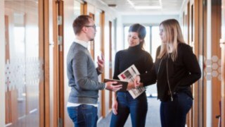 Kollegor i arbete tillsammans Kollegor i arbete tillsammans