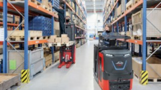 Plocktruckar från Linde i ett lager Plocktruckar från Linde i ett lager