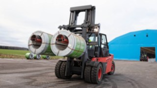 Lindetruck lyfter stålrullar Lindetruck lyfter stålrullar