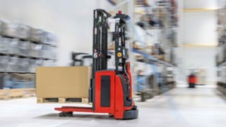 Ledstaplaren Linde L-Matic HD är en av trucktyperna som levereras i automationslösningen hos Aditro Logistics. Ledstaplaren Linde L-Matic HD är en av trucktyperna som levereras i automationslösningen hos Aditro Logistics.