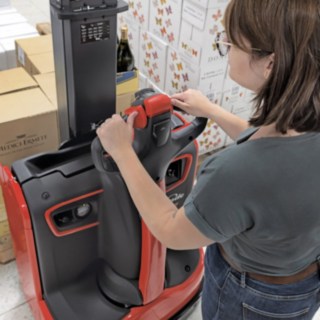 Dubbelpallstaplaren D08 M med monostativ för en kompaktare design.