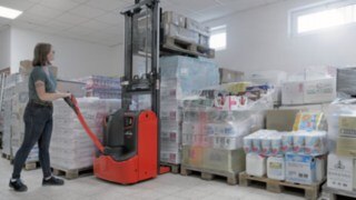 Den kompakta dubbelpallstaplaren Linde D10 hanterar gods i ett lager.