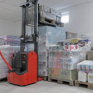 Den kompakta dubbelpallstaplaren Linde D10 hanterar gods i ett lager.