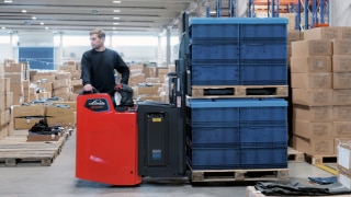 En ståstaplande truck från Linde Material Handling. En ståstaplande truck från Linde Material Handling.