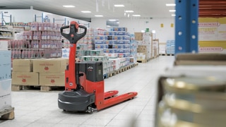 En pallyftare från Linde Material Handling. En pallyftare från Linde Material Handling.