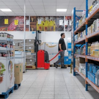 Låglyftaren T16L används i en mindre butik.