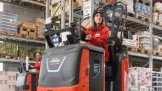 Bild på truckförare i den nya Lindetrucken