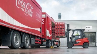 Linde X45 lastar dryck i en lastbil. Linde X45 lastar dryck i en lastbil.