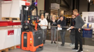 Den automatiserade ledstaplaren L-Matic i arbete. Den automatiserade ledstaplaren L-Matic i arbete.