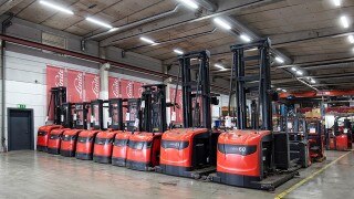 Ett gäng begagnade lagertruckar i verkstaden i Örebro.
