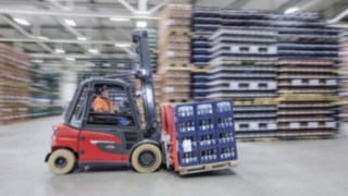 Motviktstrucken X35 hanterar en pall med dryck i lagerlokal Motviktstrucken X35 hanterar en pall med dryck i lagerlokal