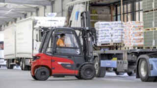 Den elektriska motviktstrucken X35 lastar gods på en lastbil Den elektriska motviktstrucken X35 lastar gods på en lastbil