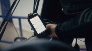 En truck som är utrustad med Linde connect i en mobiltelefon. En truck som är utrustad med Linde connect i en mobiltelefon.