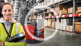 Bild på en lagerarbetare och en skjutstativtruck.