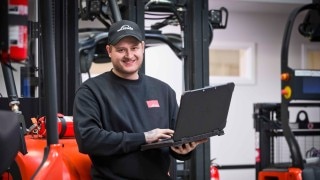Jesper jobbar som servicetekniker hos oss på Linde. Jesper jobbar som servicetekniker hos oss på Linde.