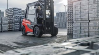 Dieseldriven motviktstruck från Linde Material Handling. Dieseldriven motviktstruck från Linde Material Handling.