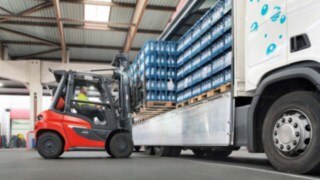 Dieseltrucken Linde H35 - H50 hanterar dryck i en lastbil.