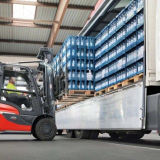 Dieseltrucken Linde H35 - H50 hanterar dryck i en lastbil.