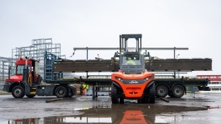 Nya elektriska Linde E100 - E180 lastar tungt gods. Nya elektriska Linde E100 - E180 lastar tungt gods.