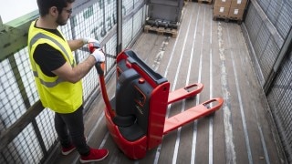 Nya Linde T14 - T20 manövreras i ett trångt utrymme. Nya Linde T14 - T20 manövreras i ett trångt utrymme.