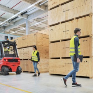 Motviktstruck från Linde och människor rör sig på ett lager. Motviktstruck från Linde och människor rör sig på ett lager.