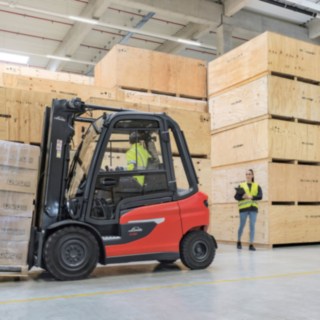 Fotgängare rör sig runt en motviktstruck utrustad med Linde Reverse Assist. Fotgängare rör sig runt en motviktstruck utrustad med Linde Reverse Assist.