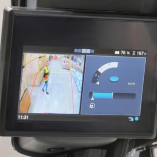 Systemets skärm visar omgivningen runt trucken. Systemets skärm visar omgivningen runt trucken.