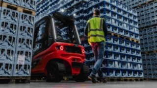 Linde Reverse Assist Radar bromsar automatiskt trucken vid kollisionsrisk. Linde Reverse Assist Radar bromsar automatiskt trucken vid kollisionsrisk.