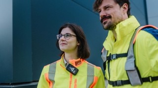 Två kollegor i industriverksamhet med säkerhetssystemet Linde Safety Guard Två kollegor i industriverksamhet med säkerhetssystemet Linde Safety Guard