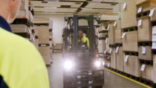 Medarbetare och truck utrustad med stödsystemet Linde Safety Guard