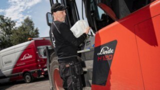 Bild på servicetekniker Andreas som arbetar med en truck