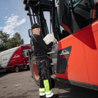 Bild på servicetekniker Andreas som arbetar med en truck