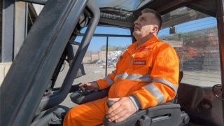 Truckförare som använder Linde Steer Control-systemet.