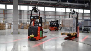 Linde Warning Lines projicerar röda linjer vid sidan av trucken Linde Warning Lines projicerar röda linjer vid sidan av trucken