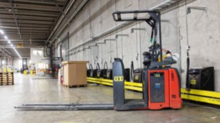 Plocktruck på Elgigantens lager