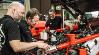 Servicetekniker i arbete Servicetekniker i arbete
