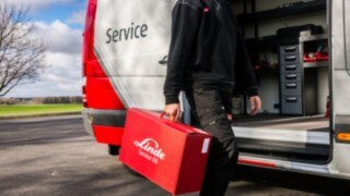 Servicetekniker i arbete på fält Bild på en servicetekniker i arbete på fält