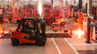 Den miljonte motviktstrucken firas ut ur produktionslinan Den miljonte motviktstrucken firas ut ur produktionslinan