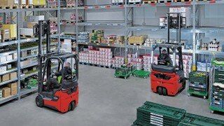 Motviktstrucken Linde Xi10 arbetar i en lagerverksamhet.