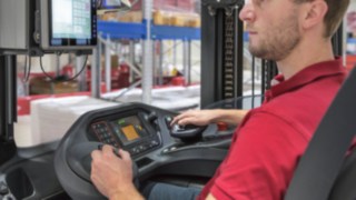Enkel manövrering av trucken med ergonomisk multifunktionsjoystick Enkel manövrering av trucken med ergonomisk multifunktionsjoystick