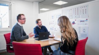 Kollegor i arbete tillsammans Kollegor i arbete tillsammans