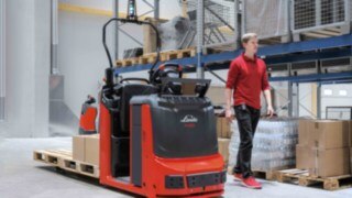 Lindes semi-automatiserade plocktruck N20 i arbete i ett lager Lindes semi-automatiserade plocktruck N20 i arbete i ett lager
