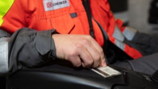 Bild på truckförare som använder sig av daglig tillsyn.